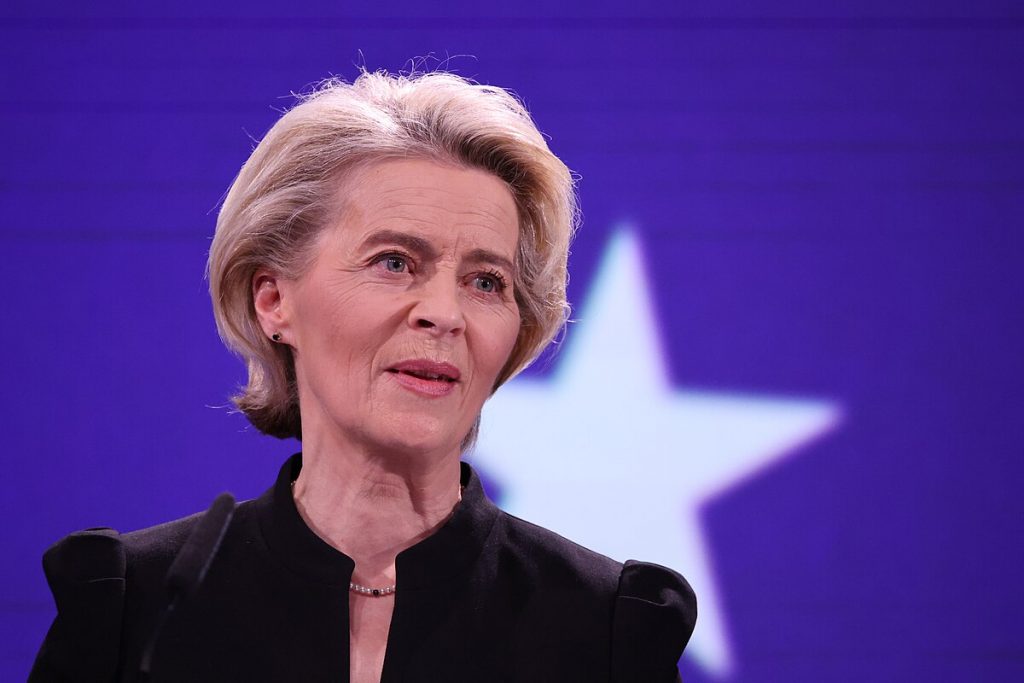 Das aktuelle Bild hat keinen Alternativtext. Der Dateiname ist: Ursula_von_der_Leyen_during_the_European_Ceremony_of_Honour_for_Jacques_Delors_2024.jpg