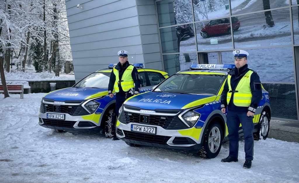 Das aktuelle Bild hat keinen Alternativtext. Der Dateiname ist: Polish_police_officers_and_vehicles.jpg