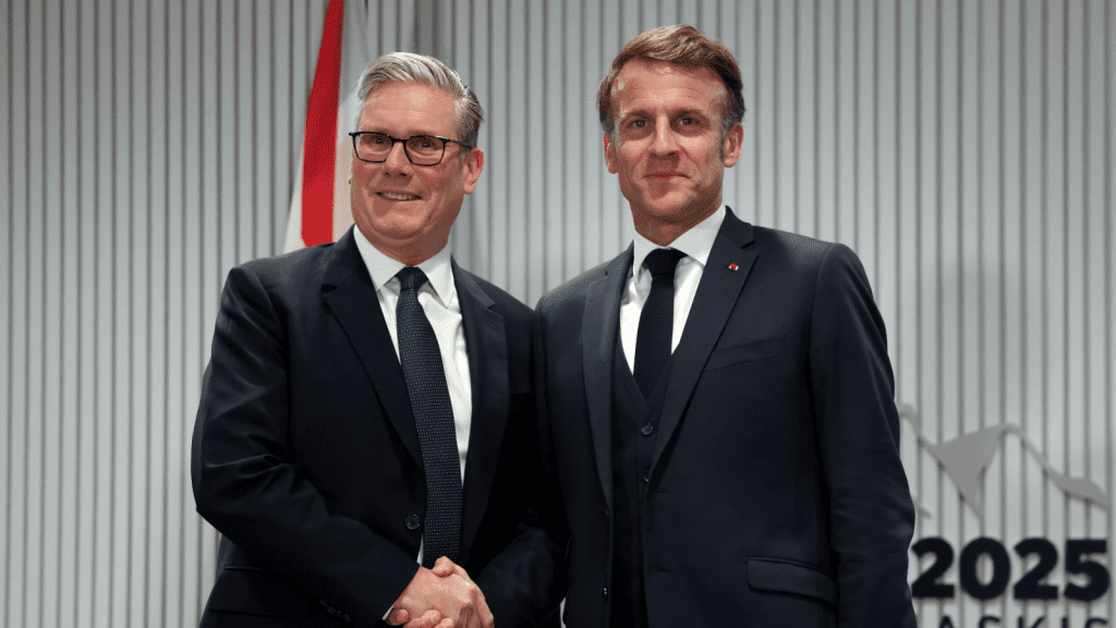 Das aktuelle Bild hat keinen Alternativtext. Der Dateiname ist: Starmer-Macron.png