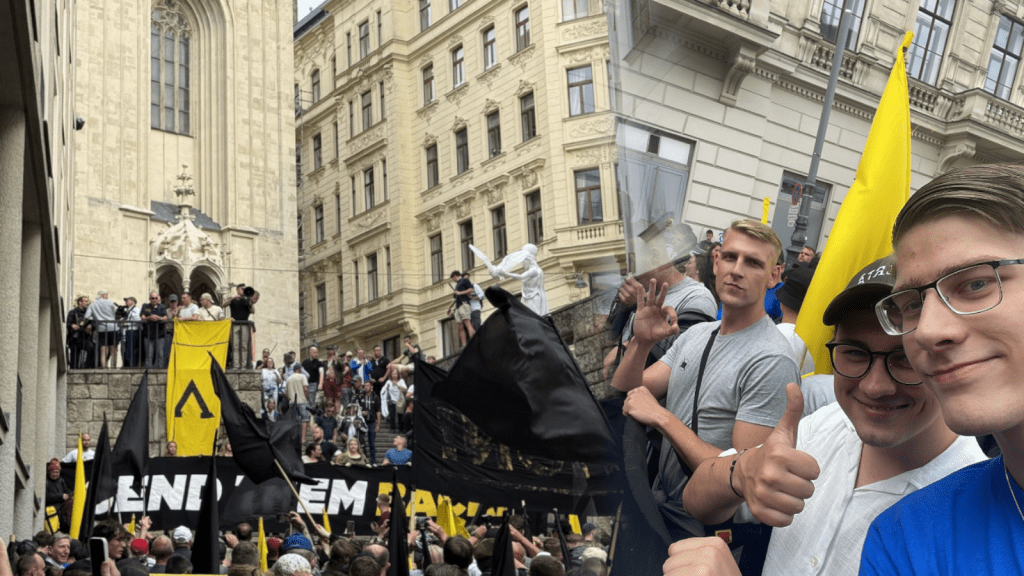 Das aktuelle Bild hat keinen Alternativtext. Der Dateiname ist: Wien-Demo-1.png