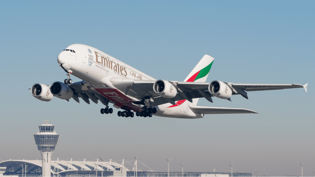 Das aktuelle Bild hat keinen Alternativtext. Der Dateiname ist: Fly-Emirates.png