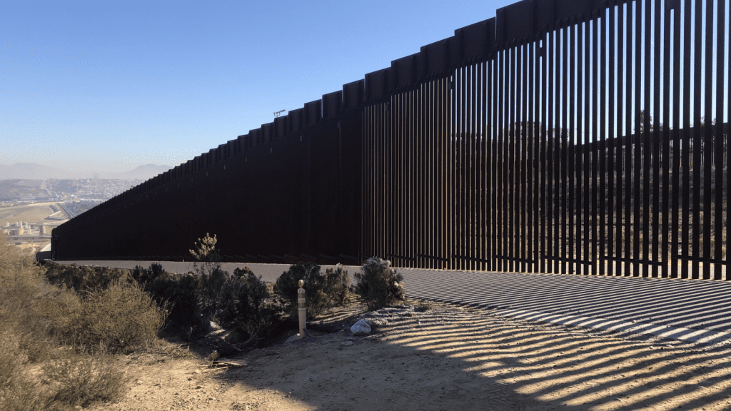 Das aktuelle Bild hat keinen Alternativtext. Der Dateiname ist: Border-Wall.png