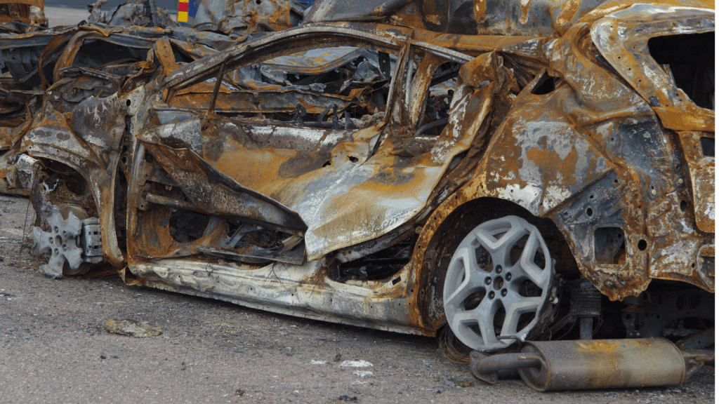 Das aktuelle Bild hat keinen Alternativtext. Der Dateiname ist: Ausgebranntes-Auto.png