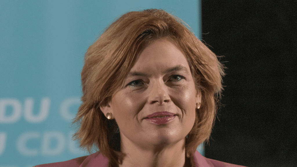 Das aktuelle Bild hat keinen Alternativtext. Der Dateiname ist: Julia-Kloeckner.png