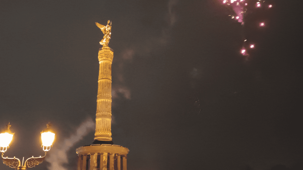 Das aktuelle Bild hat keinen Alternativtext. Der Dateiname ist: Feuerwerk-Berlin.png