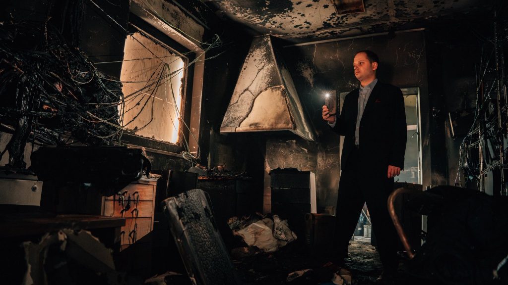 Das aktuelle Bild hat keinen Alternativtext. Der Dateiname ist: Brandanschlag.jpg