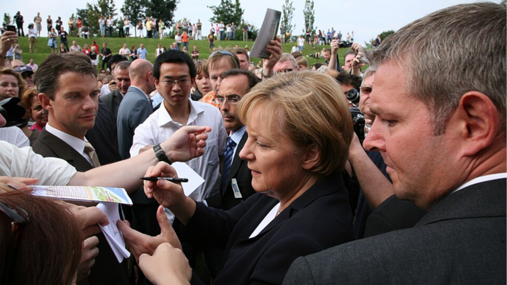 Das aktuelle Bild hat keinen Alternativtext. Der Dateiname ist: Merkel.png